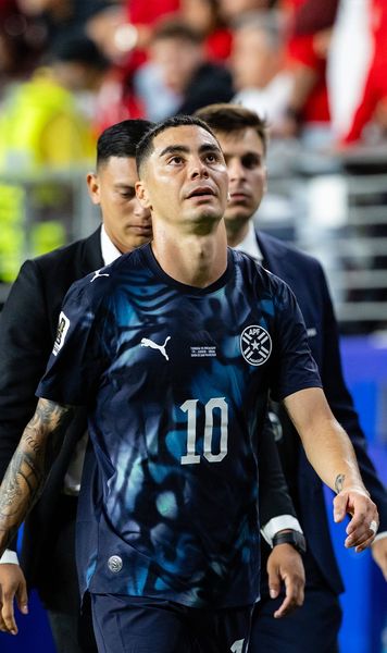 Almiron, reacție surprinzătoare  Ce a postat jucătorul din Paraguay, eliminat pentru că   și-a acoperit gura  în dialog cu un adversar