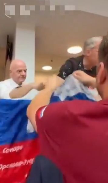 Infantino, autograf pe steagul Rusiei     VIDEO.  Președintele FIFA, abordat la   CM 2026:  „Ne-a vorbit în rusă”. Și premierul Canadei a semnat
