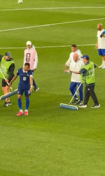 Mbappe, imagini virale    VIDEO.  Starul Franței   a pus umărul la treabă  după ploaia torențială » Ce l-a enervat și ce spune despre duelul său cu Messi
