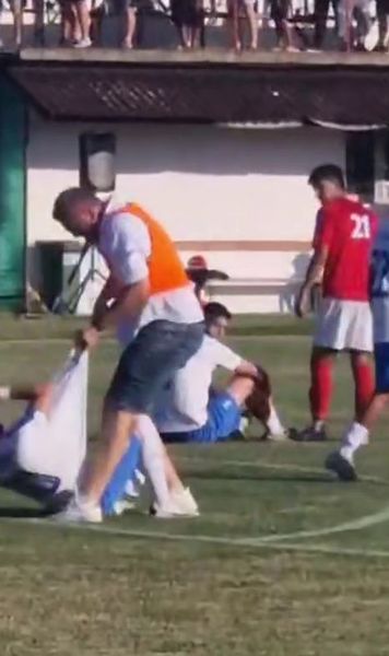 Gest reprobabil la baraj     VIDEO  Team managerul   a agresat un jucător  după ratarea promovării: scene incredibile