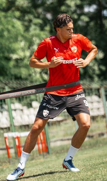 Obiectivele noului transfer   Fundașul adus de Dinamo și-a detaliat cariera din Spania și are planuri mari:   „Asta ar fi incredibil!”