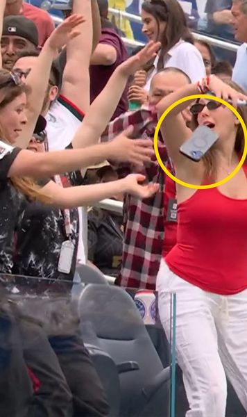 Moment viral la CM 2026    FOTO.   Primul meci din 16-imi a cucerit Internetul!   Reacția unei fane a Canadei  în momentul în care își „catapultează” telefonul în tribune