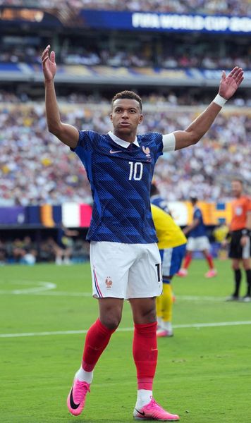Așa ratare, așa reacții    FOTO.  Doi fani francezi au oferit   imaginea zilei la CM 2026,  după ce Mbappe a tras în bară cu poarta goală în meciul cu Suedia
