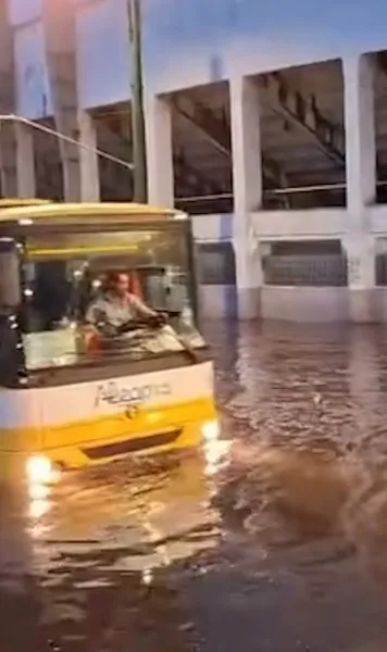 Brașovul, lovit de furtună  Imagini cu   zona stadionului Tineretului sub ape  » Cod portocaliu de furtuni