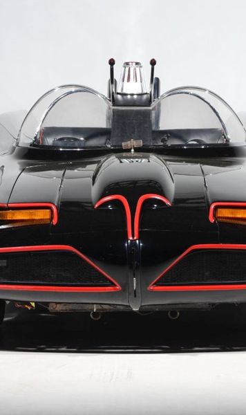 De la un dolar la 4 milioane!     FOTO:  Mașina abandonată de Ford și transformată în Batmobile. 15 zile de muncă și un loc în istoria televiziunii