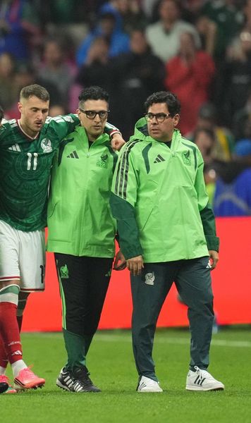 Starul Mexicului, de urgență la spital!    Accidentare gravă  în meciul cu Anglia » Cât timp urmează să lipsească