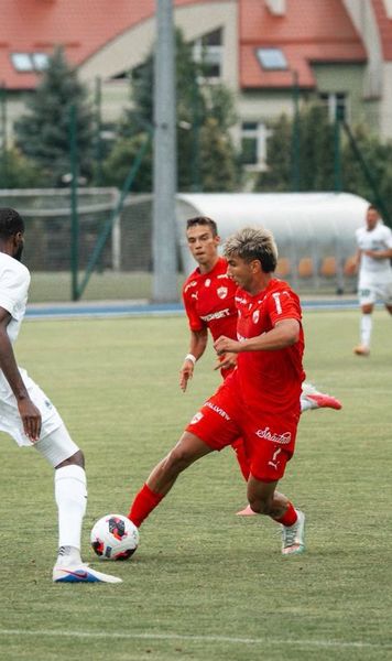 Când joacă Dinamo meciul de prezentare  „Câinii” se duelează cu   Farul , pe stadionul „Arcul de Triumf”
