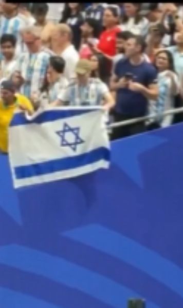 Tensiuni și din tribune    VIDEO:   Cum l-au provocat   fanii argentinieni  pe selecționerul Egiptului, la finalul jocului cu Argentina. Reacția furioasă a lui Hossam Hassan