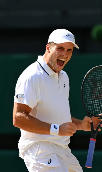Surpriza de la Wimbledon  Crescut la doi pași de Terenul Central, fiul unui milionar a ajuns în   semifinale  de pe locul 114! A zdrobit numărul 10 ATP și va lupta cu Zverev pentru finală