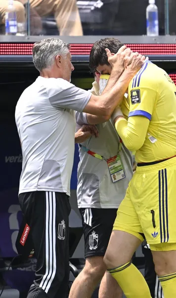 Ghinion pentru Courtois    FOTO.  Portarul Belgiei   s-a accidentat  și a părăsit terenul în lacrimi la meciul cu Spania » Înlocuitorul său a gafat decisiv