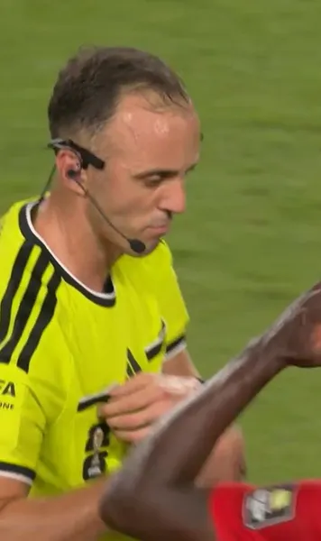 VAR-ul a salvat-o pe Argentina  Intervenție crucială din cabină:   un elvețian a izbucnit în lacrimi  după ce a fost eliminat tocmai când echipa lui îi domina pe Messi & comp