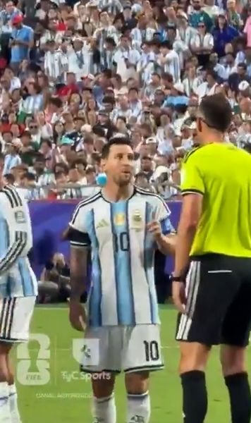 „Vorbește frumos!”    FOTO:     Messi s-a luat de arbitrul Joao Pinheiro:  „Nu fi lipsit de respect!”. Ce l-a deranjat pe căpitanul Argentinei