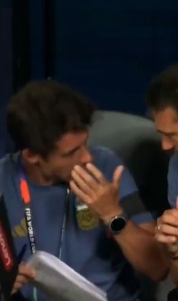 „Par căsătoriți de 20 de ani😂”     FOTO:  Scaloni și Aimar, imaginile serii: după golul lui Alvarez   s-au luptat pentru carnețelul cu notițe