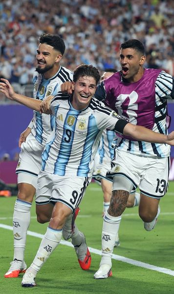 Eroul Argentinei și tatăl perfect    FOTO.  Julian Alvarez a oferit imaginea anului la CM 2026 » Momentul în care   își adoarme fiul în tribună,  după golul decisiv