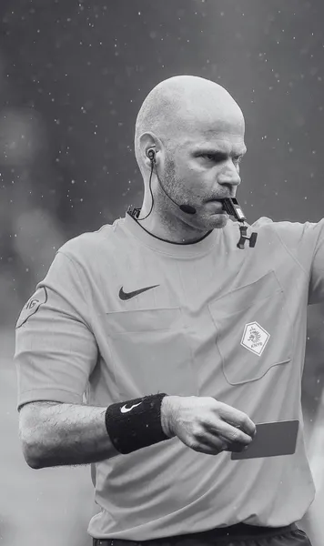 Moarte-șoc în fotbalul european  Un arbitru exclus de FIFA de la CM 2026 a decedat subit » În aprilie, fusese   acuzat de agresiune sexuală  asupra unui minor