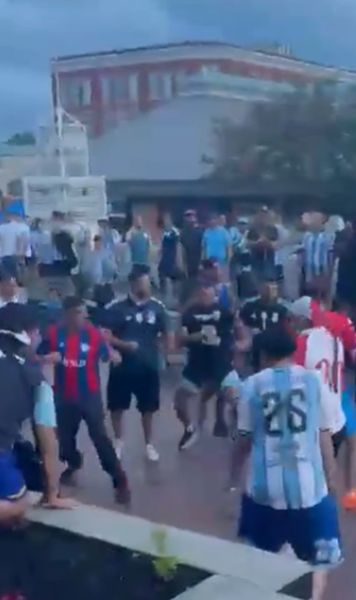 S-au bătut între ei    VIDEO + FOTO.  Fanii Argentinei au uitat de rivalitatea cu Anglia și   s-au luat la pumni pe străzile din Atlanta.  De la ce a pornit totul