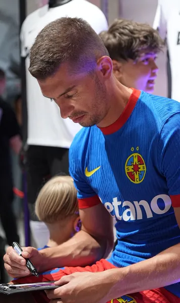 Cum arată noile tricouri ale lui FCSB      FOTO   Numele și numărul echipamentului principal sunt   în culorile rivalei  + Model inedit pentru al doilea