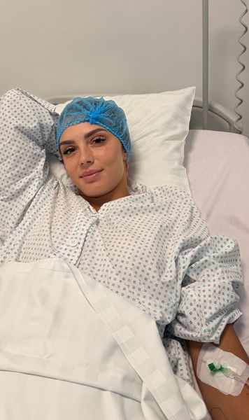 Pe masa de operație    Jaqueline Cristian,  supusă unei intervenții chirurgicale, după problemele la genunchi: „Ne revedem curând!”