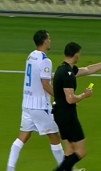 Gafa lui Al Hamlawi    FOTO:  Gestul fotbalistului de la Craiova i-a bulversat pe comentatori. A încălcat regulamentul, iar   „centralul” i-a dat galben