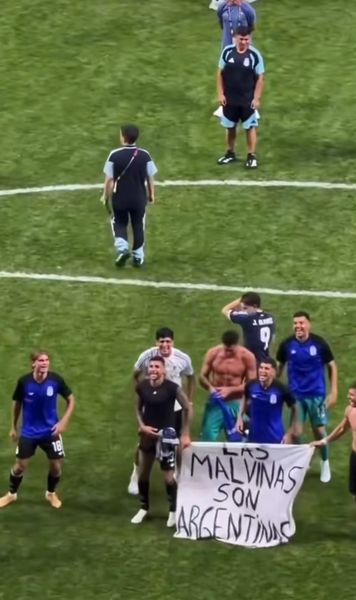 Nu s-au putut abține    FOTO.  Argentina riscă sancțiuni drastice din cauza unui banner despre războiul câștigat de Anglia.   Aproape 1000 de oameni au murit