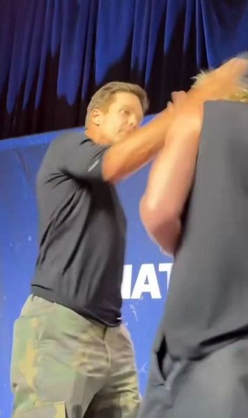 L-a lovit în cap de față cu toți    FOTO.    Scandal bizar înainte de finala CM 2026.  O legendă NFL l-a plesnit pe Logan Paul după conferința finalistelor. Moment regizat?