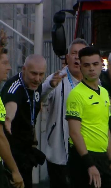 Scene bizare la golul lui U Cluj    FOTO.   Arbitrul luase decizia greșită și toți jucătorii s-au oprit! Nistor a profitat imediat, iar U a marcat.   De ce VAR-ul n-a putut interveni