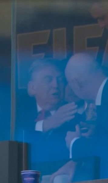 Trump, moment bizar la finala CM    FOTO.  Președintele SUA, surprins în loja oficială în timp ce   mângâie trofeul câștigătoarei.  Reacția lui Gianni Infantino