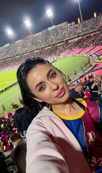 Românca prezentă la finala CM 2026    FOTO:     Cine e tânăra care a adus trofeul pentru Best Young Player,  câștigat de Pau Cubarsi