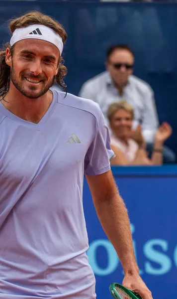 Triumf după 16 luni de secetă  Tsitsipas a ridicat trofeul la Gstaad după   o săptămână perfectă  pe zgura elvețiană