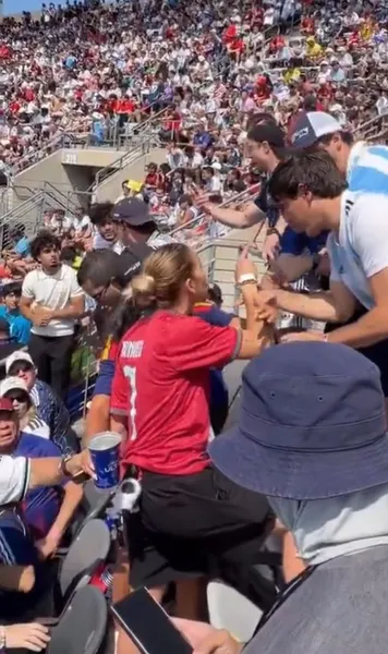 A sfidat „armata” lui Messi   O microbistă   a venit cu tricoul lui Cristiano Ronaldo printre fanii argentinieni.  A urmat un conflict, iar femeia n-a dat înapoi: „Taci dracului!”