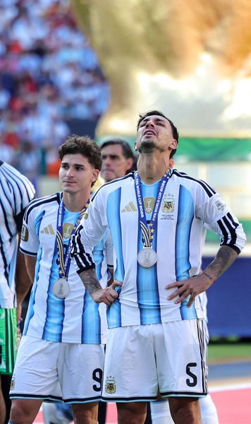  Le-au &icirc;ntors spatele spaniolilor  FOTO:   Gestul ur&acirc;t făcut de naționala Argentinei, la festivitatea de premiere