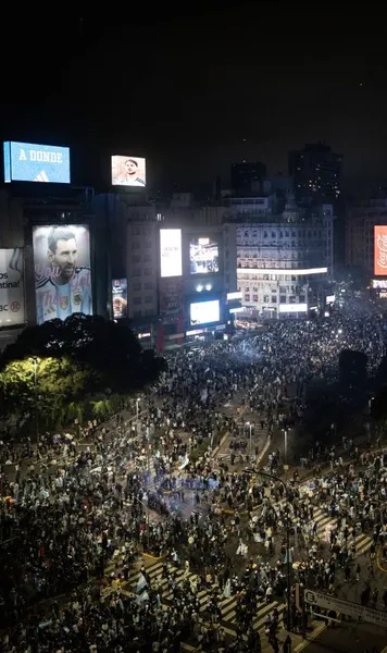  Ce nebunie &icirc;n Buenos Aires!  FOTO&amp;VIDEO: &Icirc;n ciuda eșecului, argentinienii au umplut străzile &icirc;ntr-un&nbsp;gest de recunoștință pentru națională