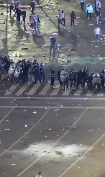 Ciocniri violente cu forțele de ordine    FOTO.  Șapte polițiști răniți de fani în capitala Argentinei, după finala CM 2026.   Au fost reținute 15 persoane!