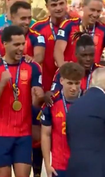 Mikel Merino a râs de Trump    FOTO.  Ce a făcut spaniolul   pe la spatele președintelui SUA,  în timpul ceremoniei de premiere de la CM 2026