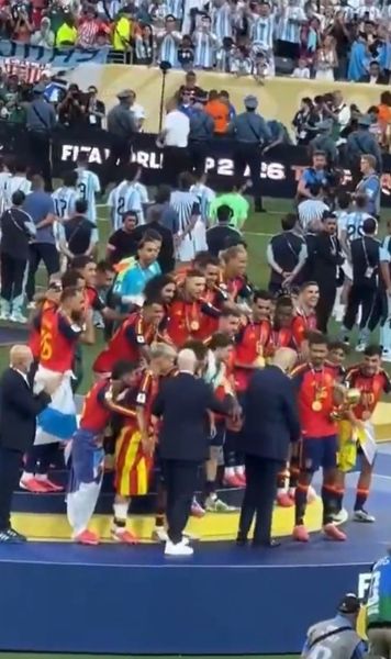 Singurul care nu i-a sfidat pe spanioli  Cine e jucătorul Argentinei care   a ignorat gestul colegilor  de la premiere