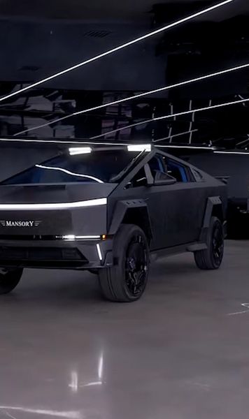 „O nouă navă spațială pentru copilul-problemă”    FOTO:  Jake Paul și-a cumpărat un model   Tesla Cybertruck modificat.  Costă peste 300.000 de dolari