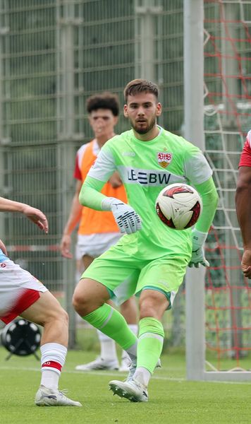 Lovit!    Portarul român anunțat titular la Stuttgart  în Bundesliga și Champions s-a accidentat. Cât va lipsi