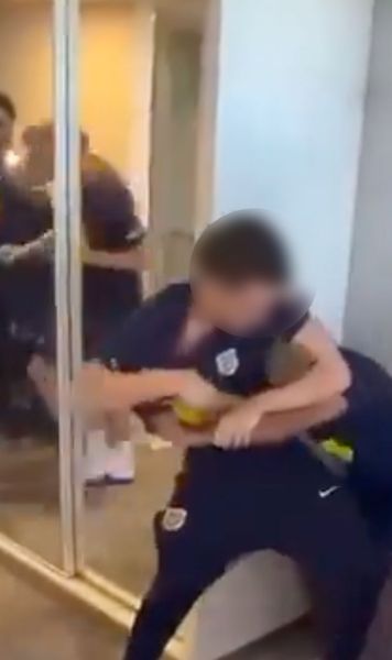 Bătaie în cantonament    FOTO.   Doi juniori de la naționala Angliei, filmați în timp ce   se iau la pumni!  Șocant ce făceau colegii lor