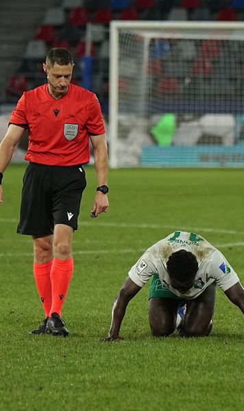 Și-au vărsat nervii pe arbitru  Ce s-a întâmplat la pauza meciului FCSB - Auda! Fanii   au pus ținta pe „centralul”  din Israel