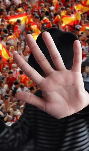 Bucuria victoriei, umbrită de altă realitate  După succesul Spaniei la Mondial,   apelurile la linia pentru victimele violenței de gen  au crescut cu peste 120,8%