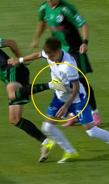 Gest violent la Farul - Corvinul    FOTO:  Eliminat după ce   și-a lovit intenționat adversarul  cu talpa în piept » Arbitrul, salvat de două ori de VAR