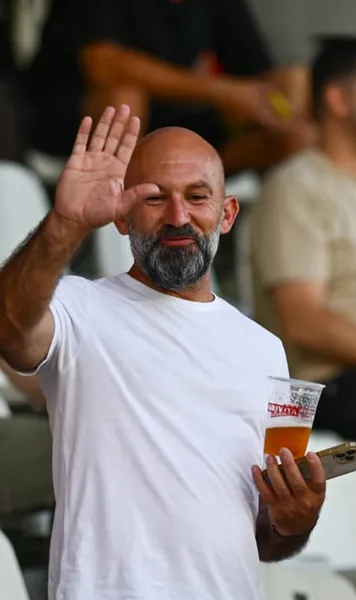Primul derby cu bere pe stadion     FOTO.   Suporterii s-au bucurat de   băuturi cu alcool  la Dinamo - U Craiova. Un pahar, mai ieftin decât înghețata dinamovistă!