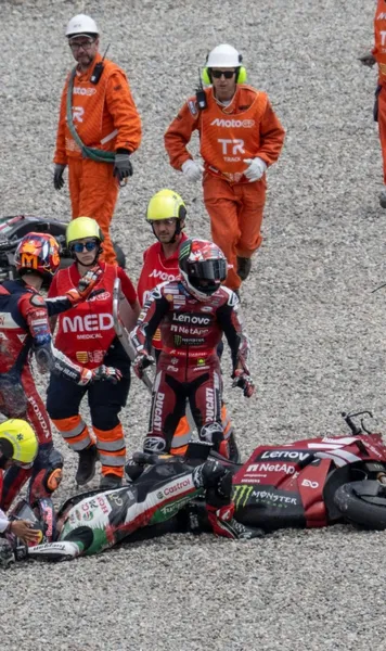 „Sper să mai pot merge vreodată”    FOTO:  Mărturisiri cutremurătoare după   accidentul din MotoGP:  „Sunt supărat pe mine”