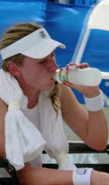 S-a prăbușit după 3 ore de joc!    FOTO.  Momente dramatice la WTA Memphis: Alexandrova   a părăsit terenul în scaun cu rotile