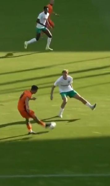 Decizii controversate și la retur!    FOTO.  Fără VAR, FCSB a avut un   gol anulat și un posibil penalty  neacordat! Ce s-a văzut pe reluări
