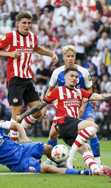 Man a ratat primul trofeu al sezonului  PSV, umilită în  Supercupă  de AZ Alkmaar » Eliminare încă din minutul 9 + Românul, schimbat la pauză
