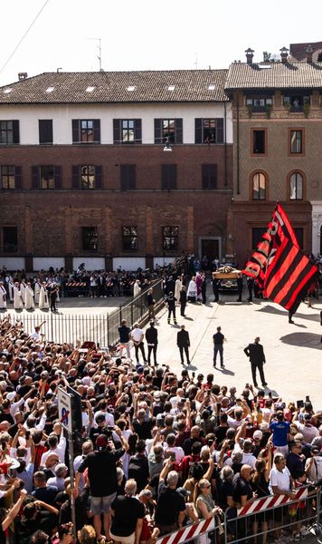 Legende ale fotbalului și mii de oameni   Ultimul omagiu pentru  Franco Baresi:  scandări, torțe și multă emoție la funeraliile căpitanului legendar al lui AC Milan