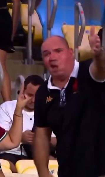 Copil prins la mijloc   VIDEO  Imaginile care au făcut înconjurul lumii! Rivalitate maximă pe stadion:  părinții se certau  legat de meci, ce făcea fiul lor