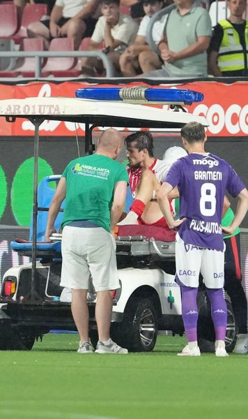 Ghinion imens pentru Pitu   FOTO:  Accidentat după driblingul lui Moruțan.  A părăsit terenul pe targă