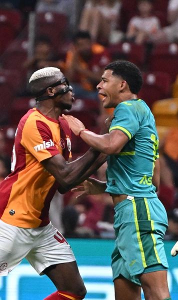 Osimhen, ținut de colegi   FOTO.  Starul lui Galatasaray  a sărit la gâtul unui adversar  în meciul cu Villareal. Ce l-a înfuriat